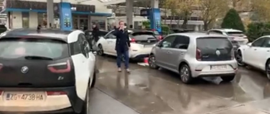 «Rache des Elektroautos»: Tesla-Fahrer kontern E-Auto-Gegner mit Tankstellen-Blockade
