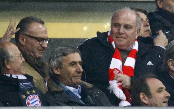 Wie immer: Uli Hoeness im rot-weissen Schal im Stadion – trotz des laufenden Prozesses gegen ihn.