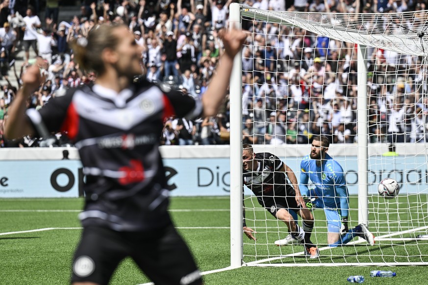 Luganos Numa Lavanchy, links, bejubelt das 3-1 durch Luganos Mattia Bottani gegen St. Gallens Lukas Watkowiak, im Schweizer Fussball Cup Final zwischen dem FC Lugano und dem FC St. Gallen, am Sonntag, ...