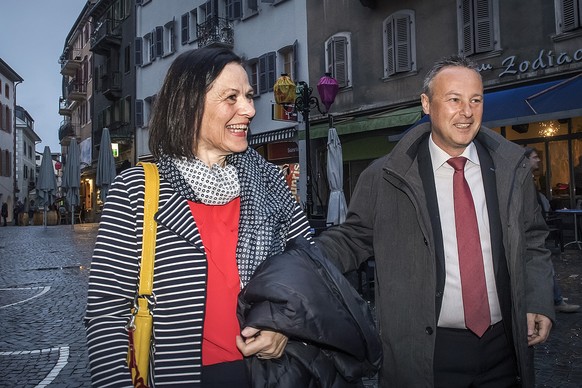 CAPTION CORRECTION: CORRIGE LE PRENOM DE ROSSINI -- Esther Waeber-Kalbermatten Conseillere d&#039;Etat, et Stephane Rossini du PS, lors des elections au Conseil d&#039;Etat valaisan ce dimanche 5 mars ...