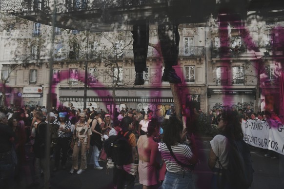 KEYPIX - Protesters march during a demonstration called by major trade unions to oppose budget cuts, in Paris, France, Thursday, Sept. 18, 2025. (KEYSTONE/AP Photo/Thibault Camus)