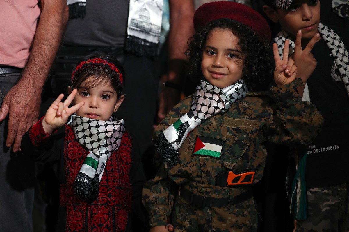 epa12438065 Palestinian children flash the victory sign during the second anniversary of a cross-border attack by Hamas in Israel on 07 October 2023, at the entrance of the Burj Barajneh Palestinian r ...