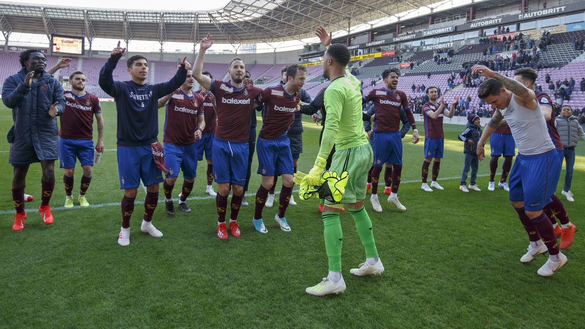 Servette's players celebrate their victory after beating Chiasso, during the Challenge League soccer match of Swiss Championship between Servette FC and FC Chiasso, at the Stade de Geneve stadium ...