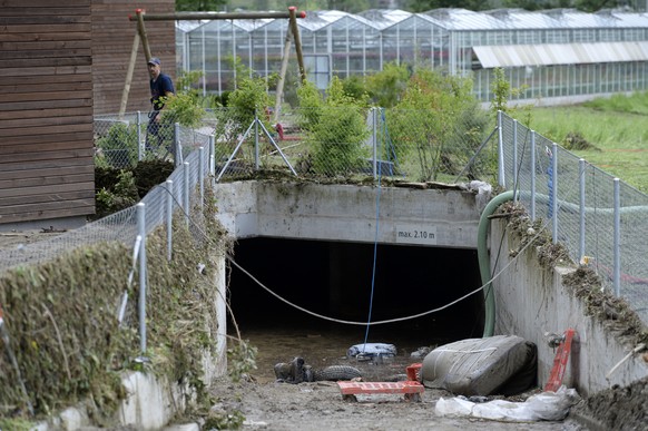 Unwetterschaeden in Dierikon LU, am Montag, 8. Juni 2015. In Dierikon ueberflutete der Dorfbach nach heftigen Regenfaellen Garagen und riss ganze Strassenabschnitte weg. Eine 32-jaehrige Frau und ihre fuenfjaehrige Tochter sind nach dem heftigen Unwetter vom Sonntagabend im Untergeschoss ihres Hauses ertrunken. Sie wurden vom schnell eindringenden Wasser ueberrascht. Heftige Gewitter haben am Sonntagabend und in der Nacht fuer hunderte Feuerwehreinsaetze gesorgt. Besonders stark betroffen waren Bern, Zuerich und die Zentralschweiz. (KEYSTONE/Urs Flueeler)