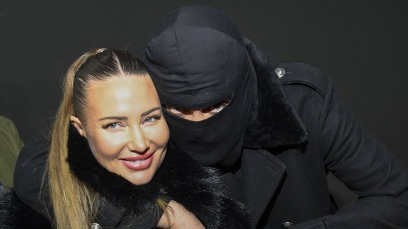 abb/Haftbefehl- Nina Anhan mit Aykut Anhan mit Sturmhaube zu Gast auf dem roten Teppich des Special Screening Event dem Netflix Doku Highlight Babo Die Haftbefehl Story in der Astor Film Lounge am 24. ...