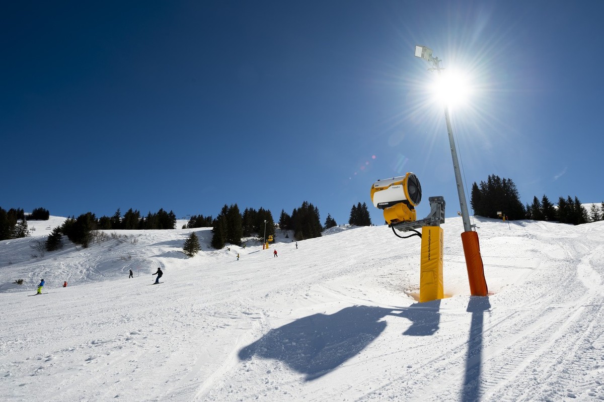 Un canon a neige est visible pres de la retenue collinaire, le lac de retention qui permet une "garantie neige" avec l'enneigement artificiel des canons a neige du domaine des Portes du ...