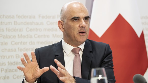 Bunddesrat Alain Berset spricht an einer Medienkonferenz ueber Covid-19 Entscheide, am Freitag, 19. Juni 2020, in Bern. (KEYSTONE/Peter Schneider)