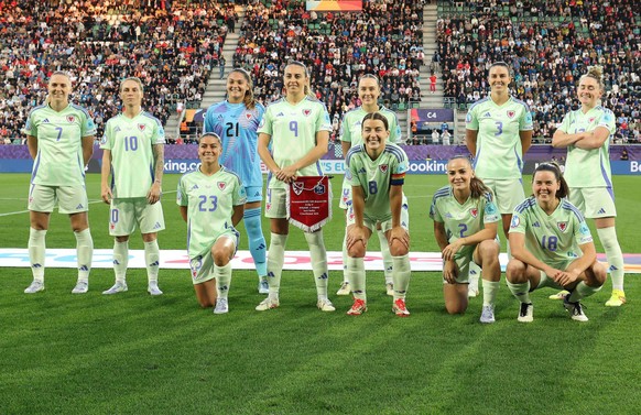 &lt;p&gt;Wales schafft es natürlich auch gegen Frankreich spielend, beim Teamfoto aus der Reihe zu tanzen.&lt;/p&gt;
