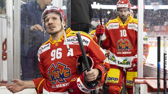 Biels Damien Brunner und seine Teamkollegen gehen in die zweite Drittelspause, im Eishockey Meisterschaftsspiel der National League zwischen EHC Biel und EV Zug, am Freitag, 18. November 2022, in der  ...