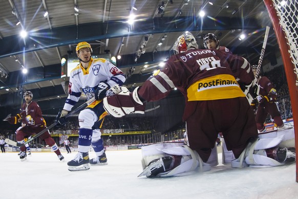 Geneve-Servette&#039;s goaltender Robert Mayer, 2nd right, blocks a puck past Geneve-Servette&#039;s forward Daniel Winnik, left, Zug&#039;s forward Dario Simion, 2md left, and Geneve-Servette&#039;s  ...