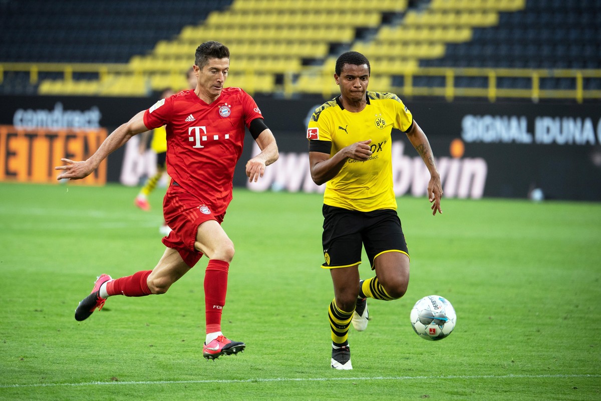 epa08446031 Bayern Munich's Robert Lewandowski (L) in action against Dortmund's Manuel Akanji (R) during the German Bundesliga soccer match between Borussia Dortmund and FC Bayern Munich at  ...