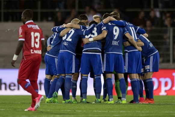 Les joueurs lucernois s&#039;encouragent au debut de la rencontre de demi-finale de la Coupe Suisse de football entre le FC Sion et le FC Luzern ce mercredi 5 avril 2017 au stade de Tourbillon a Sion. ...