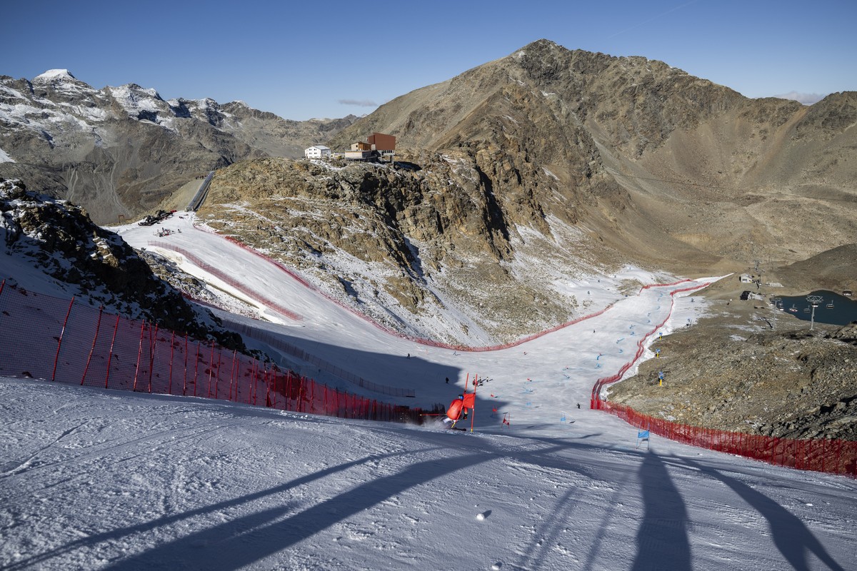 Blick auf die Piste und den Schweizer Skirennfahrer Marco Odermatt aufgenommen im Training, am Mittwoch, 14. Oktober 2026, auf der Diavolezza in Pontresina. Die Schweizer Skifahrer treten kommende Woc ...