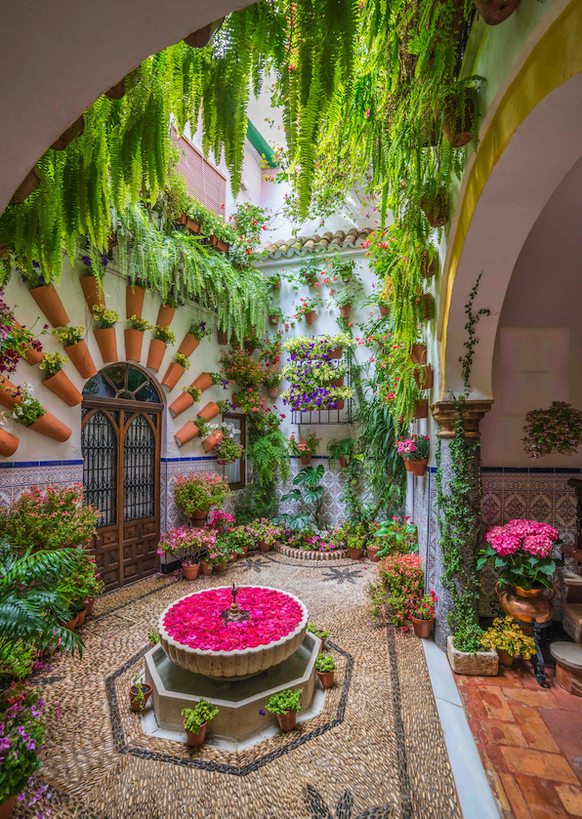 So sehen Innenhöfe in der spanischen Stadt Córdoba aus.