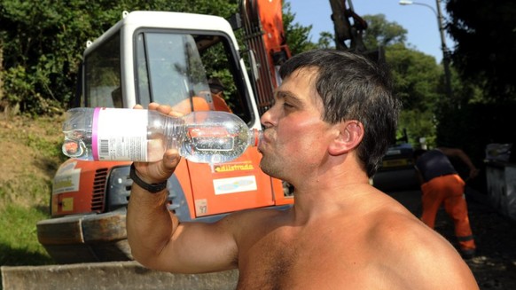 Strassenarbeiter sind bei Belagsarbeiten meist der prallen Sonne ausgesetzt. Viel trinken ist für sie ein Muss. Die Gewerkschaft Unia mahnt die Arbeitgeber vor der Hitzewelle an ihre Sorgfaltspflicht. ...