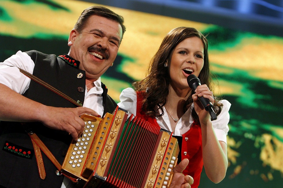 Vater Hansueli, links, und Tochter Melanie Oesch von der Band "Oesch's die Dritten" spielen auf an der Schweizer Ausscheidung fuer den Grand Prix der Volksmusik am Samstag, 19. April 20 ...