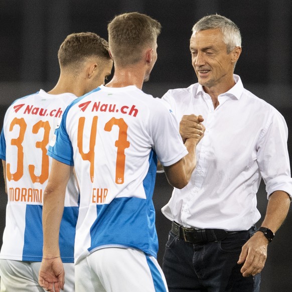 Grasshopper Trainer Zoltan Kadar, rechts, freut sich mit Fabio Fehr im Fussball Meisterschaftsspiel der Challenge League zwischen dem Grasshopper Club Zuerich und dem FC Stade-Lausanne-Ouchy im Letzig ...