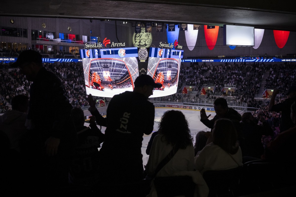 ZSC Fans jubeln beim 2:2 Tor im fuenften Playoff Final Eishockeyspiel der National League zwischen Lausanne HC und den ZSC Lions im Public Viewing in der Swiss Life Arena, am Donnerstag, 24. April 202 ...