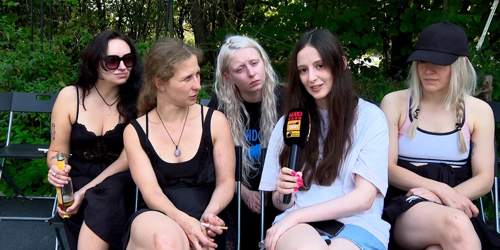 Nach Inhaftierung wegen eines Anti-Kriegsgraffitis treffen wir die Punk Rock Band vor ihrem Auftritt in Mühle Hunziken auf.