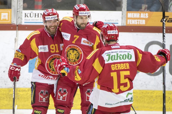 Langnaus Nils Berger, Emanuel Peter und Roland Gerber, von links, jubeln waehrend dem Meisterschaftsspiel der National League zwischen den SCL Tigers und dem HC Davos, am Donnerstag, 1. Februar 2018,  ...