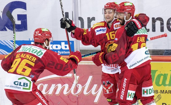 Tigers Andrea Glauser, Erik Braennstroem und Robbie Earl, von links, jubeln, waehrend dem Meisterschaftsspiel der National League zwischen den SCL Tigers und dem HC Ambri-Piotta, am Freitag, 16. Oktob ...