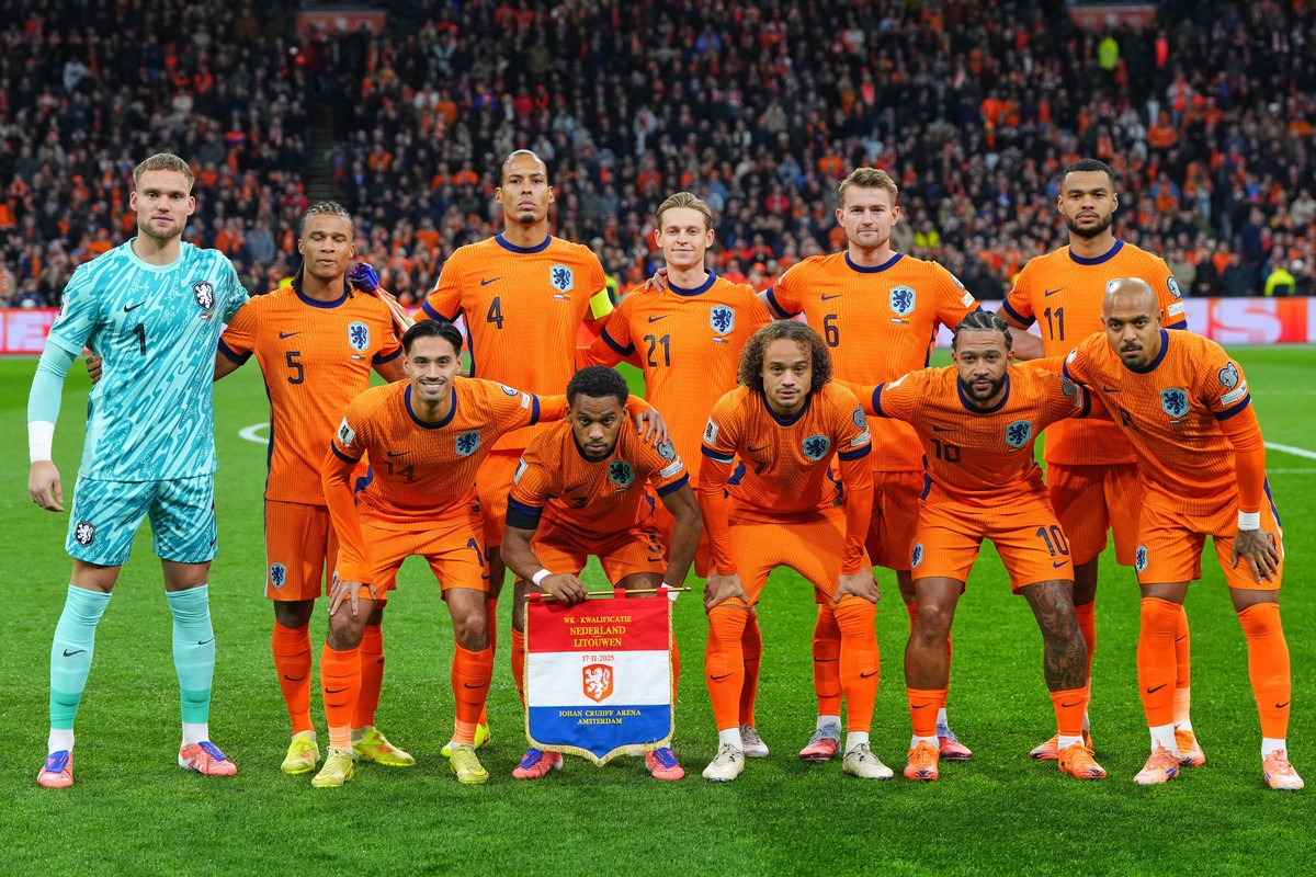 FILE - Netherlands'players, goalkeeper Bart Verbruggen, Nathan Ake, Virgil van Dijk, Frenkie de Jong, Matthijs de Ligt, and Cody Gakpo, rear row from left, and Tijjani Reijnders, Jurrien Timber,  ...