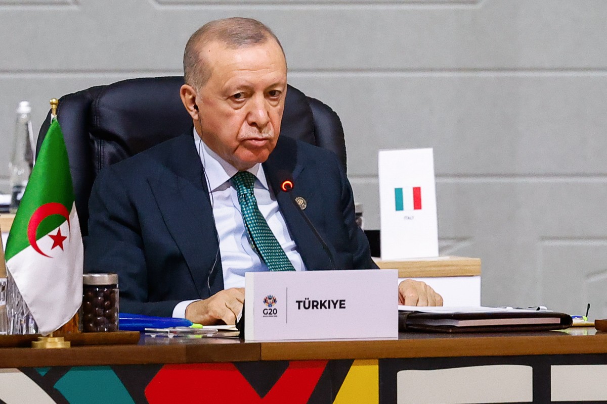epa12541510 Turkey's President Recep Tayyip Erdogan attends a plenary session on the opening day of the G20 Leaders' Summit at the Nasrec Expo Centre in Johannesburg, South Africa, 22 Novemb ...