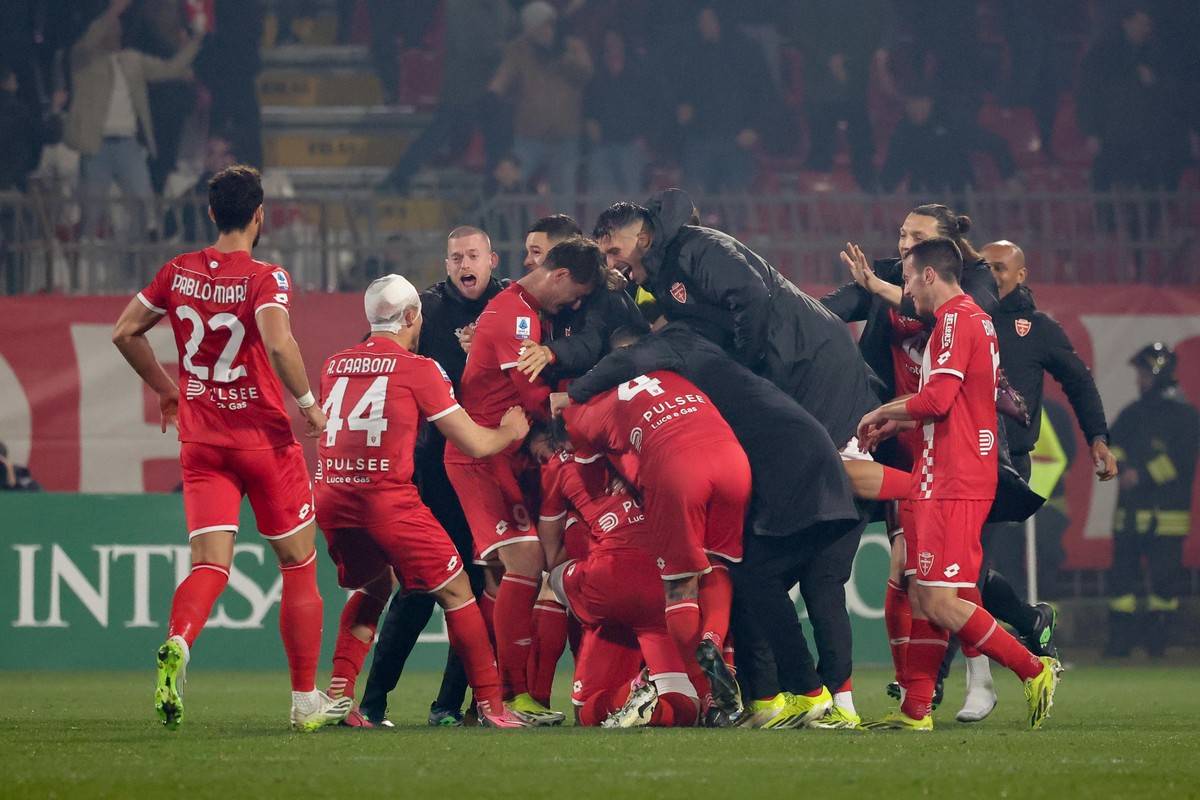 epa11165294 AC Monza's players celebrate the 3-2 goal scored by AC Monza's Warren Bondo during the Italian Serie A soccer match between AC Monza and AC Milan, in Monza, Italy, 18 February 20 ...