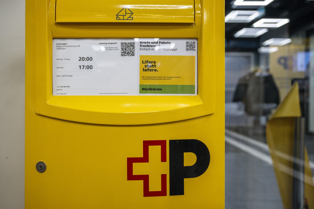 Ein Briefkasten steht in der neuen Vorzeigefiliale PostParc, am Montag, 20. November 2023, in Bern. Taeglich wird diese Filiale von 2200 Kundinnen und Kunden besucht. Das Herzstueck ist der Baldachin. ...