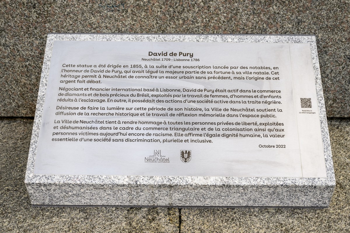 Une plaque explicative est visible au pied de la statue de David de Pury à Neuchâtel.