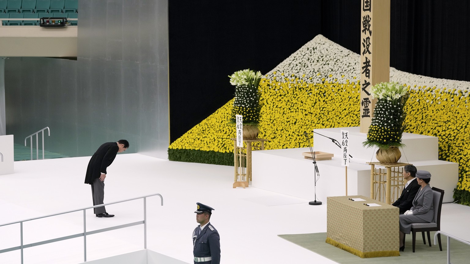 epaselect epa10800815 Japanese Prime Minister Fumio Kishida bows deeply to offer a prayer for victims of World War Two during a national memorial service with attendance of Emperor Naruhito and Empres ...