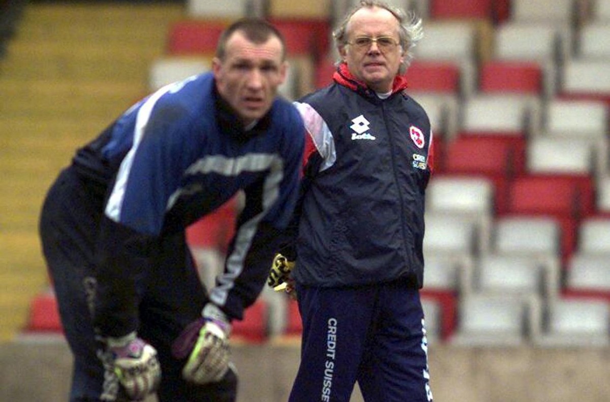 Der Schweizer Fussball-Nationaltrainer Gilbert Gress beobachtet den Goalie Joel Corminboeuf beim abschliessenden Training vor dem Freundschaftsspiel gegen Nordirland, das im Windsor Park Stadion in Be ...