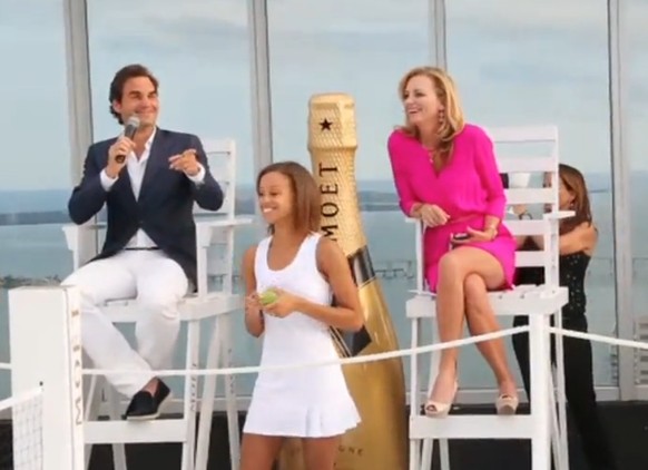 Roger Federer als Schiedsrichter und gut gelaunter Kommentator beim «Tiny Tennis».