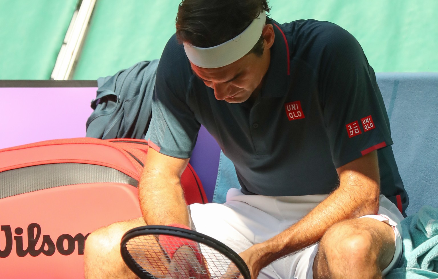 16.06.2021, Nordrhein-Westfalen, Halle: Tennis: ATP-Tour Einzel, Herren, Achtelfinale, Auger-Aliassime (Kanada) - Federer (Schweiz). Roger Federer blickt zu Boden. Foto: Friso Gentsch/dpa +++ dpa-Bild ...