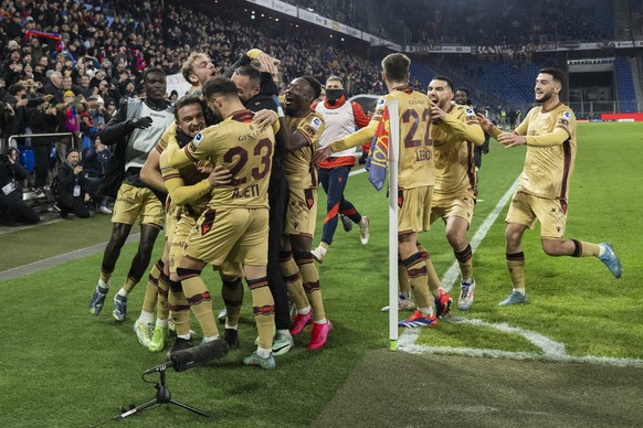 Xherdan Shaqiri (FCB) jubelt nach seinem 2:1 Tor im Fussball Meisterschaftsspiel der Swiss Super League zwischen FC Basel 1893, FCB,und Servette FC, SFC, im St. Jakob-Park, am Sonntag, 24. November 20 ...
