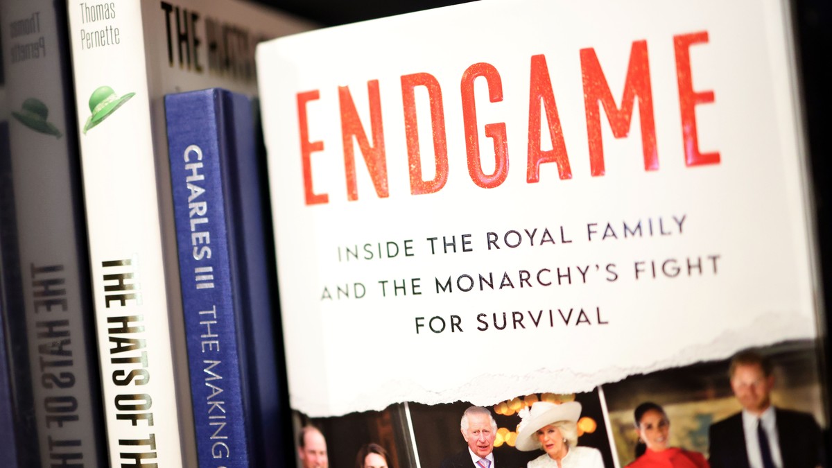 Retracted book about royals: author Scobie denies responsibility.  Golden Mole, presumed extinct, rediscovered after 87 years