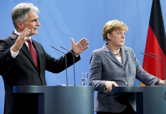 Austrian Chancellor Werner Faymann (L) and German Chancellor Angela Merkel address a news conference at the chancellery in Berlin, Germany September 15, 2015. REUTERS/Hannibal Hanschke