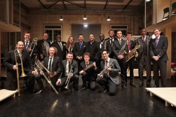 Die Jazzaar Festival Big Band, Ausgabe 2019 mit dem musikalischen Leiter Christian Jacob und Gaststar Ron Carter (von links).