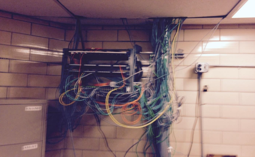 Diese Internet-Netzwerk-Anlage befindet sich in einem Trainingsraum einer Haftanstalt in den USA. Doch was versteckt sich in der Decke darüber?