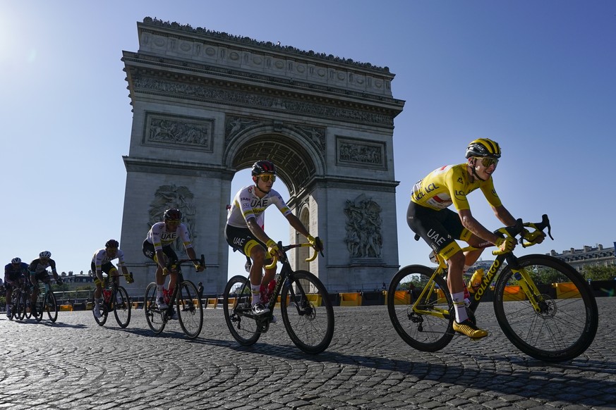 Slovenia&#039;s Tadej Pogacar, wearing the overall leader&#039;s yellow jersey, passes the Arc de Triomphe during the twenty-first and last stage of the Tour de France cycling race over 108.4 kilomete ...