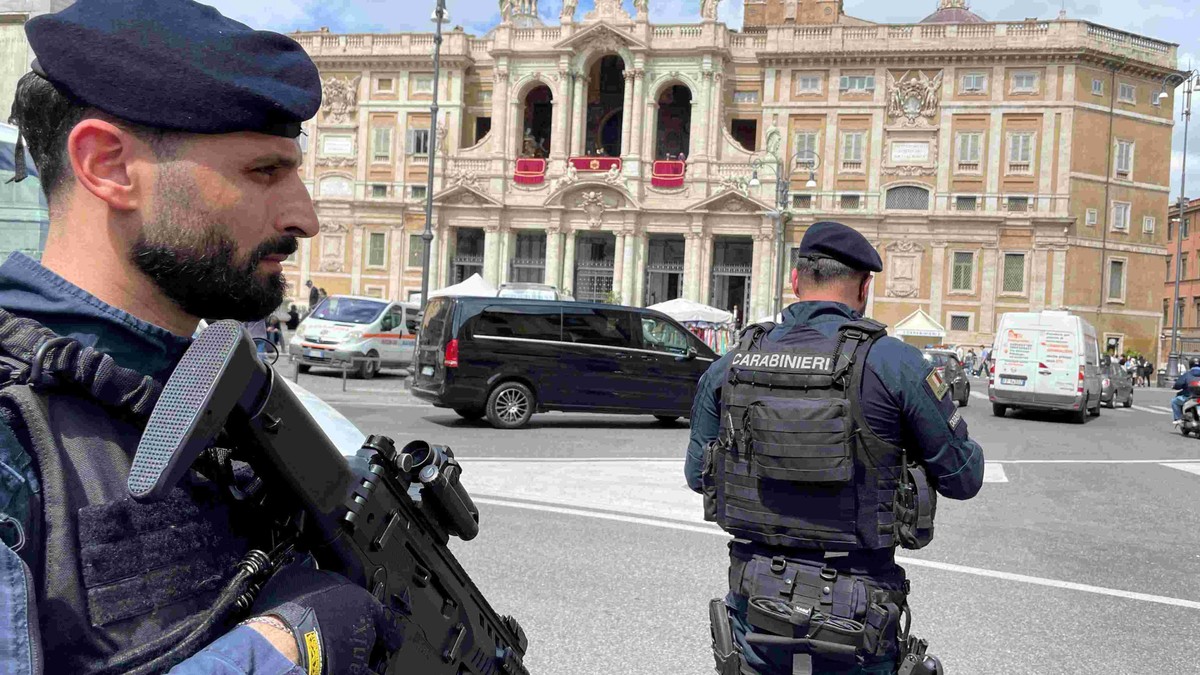 epa12052135 A handout photo made available by the Italian Carabinieri shows control and security measures by the Carabinieri ahead of Pope Francis' funeral, in Rome, Italy, 24 April 2025. Pope Fr ...