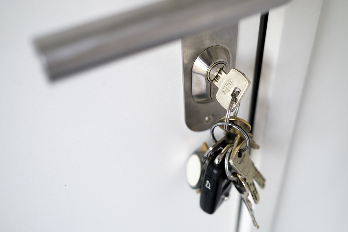 Une cle d'un trousseau est inseree dans la serrure d'une porte d'un appartement d'une PPE ce vendredi 11 octobre 2024 a Daillens. Le 24 novembre 2024, les citoyens suisses voteront ...