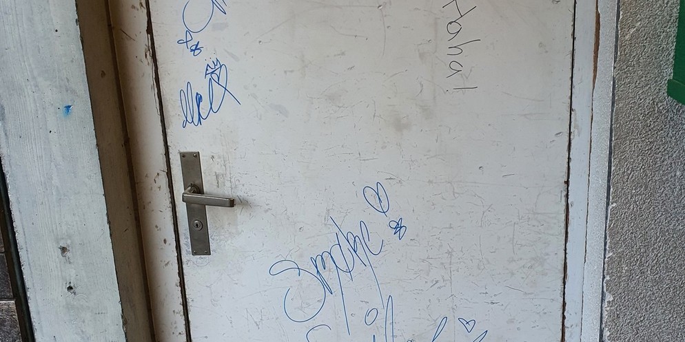 Eine verschmierte Tür bei einer Schulanlage in Oberdiessbach.