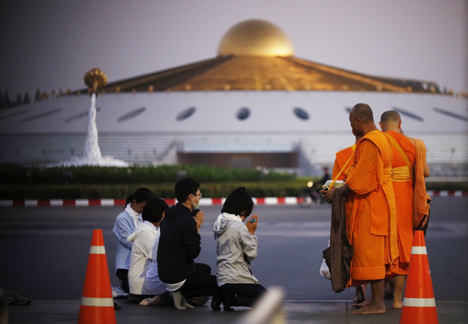 epaselect epa05796006 Thai Buddhist monks to receive morning alms as law enforcement and military authorities make preperations to raid the Dhammakaya Temple in Pathum Thani province, Thailand, 16 Feb ...