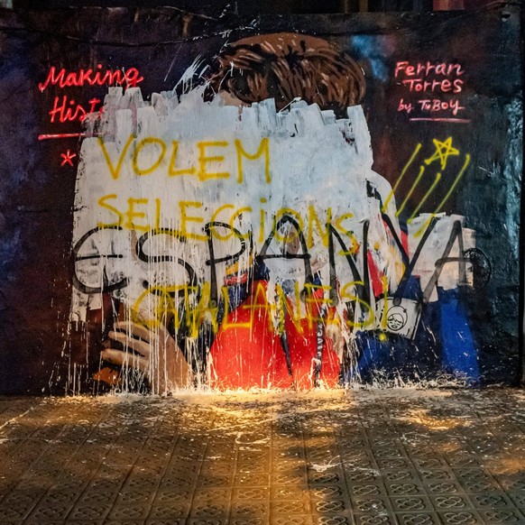 July 22, 2026, Barcelona, Spain: The mural by street artist TVBoy depicting Spain s Ferran Torres kissing the FIFA World Cup trophy is seen vandalized with white paint and graffiti in Barcelona, a day ...