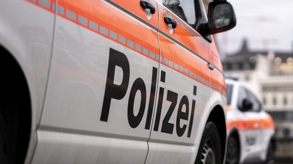 Das Logo der Stadtpolizei Zuerich auf einem Einsatzfahrzeug bei der Uraniawache fotografiert am Dienstag, 10. Januar 2026 in Zuerich. (KEYSTONE/Claudio Thoma)