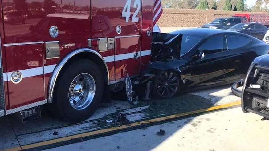 In den letzten Jahren sind mehrere Teslas in parkende Feuerwehr- und Ambulanzfahrzeuge gekracht.