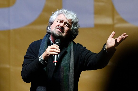 epa05657055 M5S leader Beppe Grillo during his speech at the end of the demonstration staged by the anti-establishment Five-Star Movement (M5S) to support &#039;No&#039; at in the 04 December Constitu ...