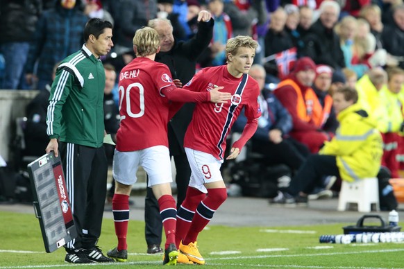 Mats Möller Daehli verlässt den Platz, Martin Ødegaard kommt für ihn ins Spiel.