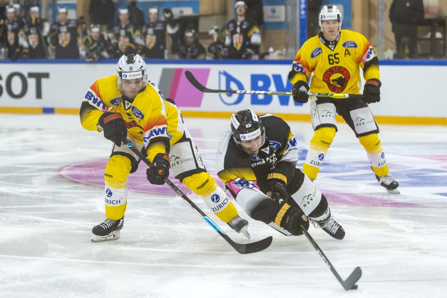 Berns Mika Henauer, links, gegen Ajoies Lars Frei rechts, im Swiss Ice Hockey Cup Viertelfinal zwischen dem HC Ajoie und dem SC Bern in der Raiffeisen Arena in Porrentruy am Montag, 14. Dezember 2020. ...